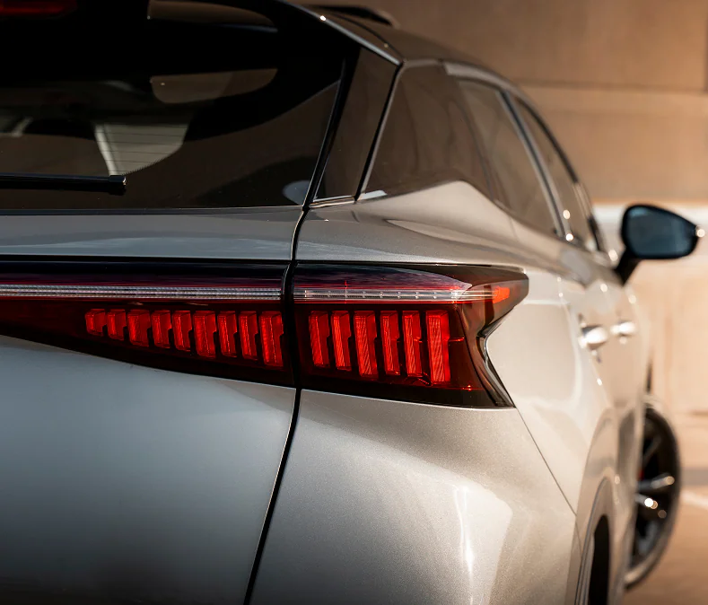 BOLD PIANO-STYLE TAIL LIGHTS